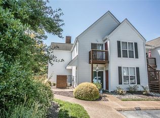 121 Persimmon Dr, Yorktown, VA 23693