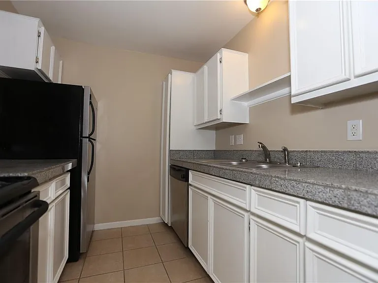 400 W 35th St #202 — Photo 6