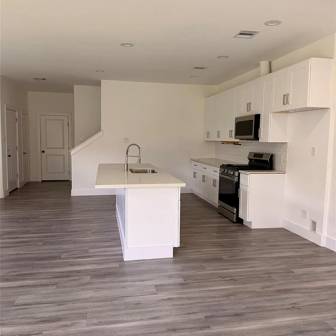 3 bed, 3.5 bath, 2021 sqft, $2,300 — Photo 2