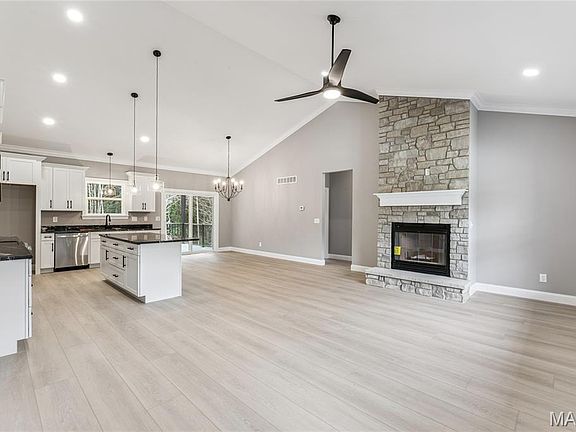 5th image of 407 Shady Trail Dr