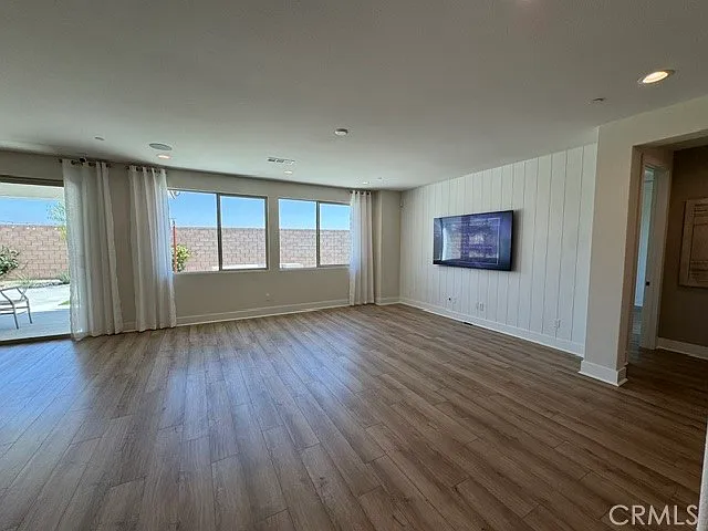 25074 Greythorne Dr — Photo 3