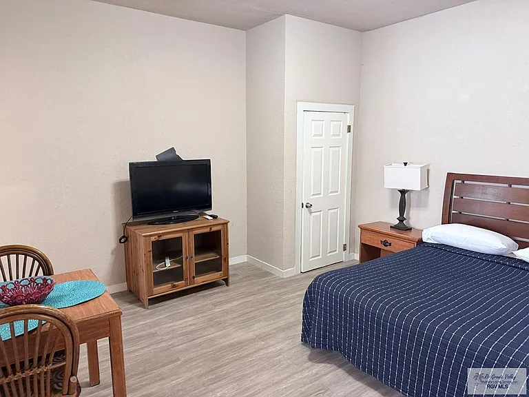 424 E Levee St #1-4-7 — Photo 6