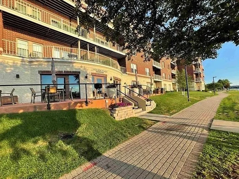 Outdoor area/River Walk by River