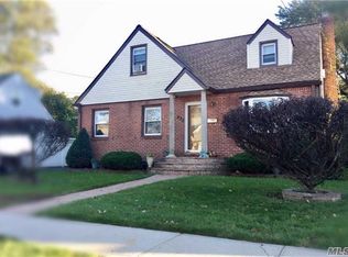922 Goodrich St, Uniondale, NY 11553
