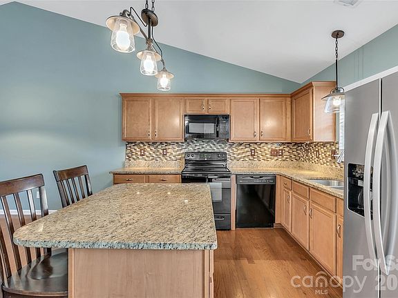 3rd image of 108 Lassiter Ct