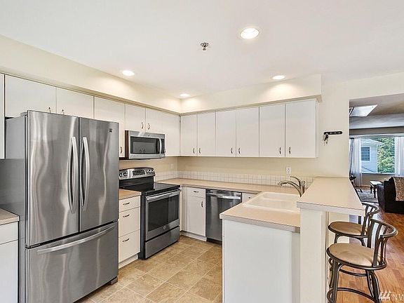 4th image of 16227 Northup Way