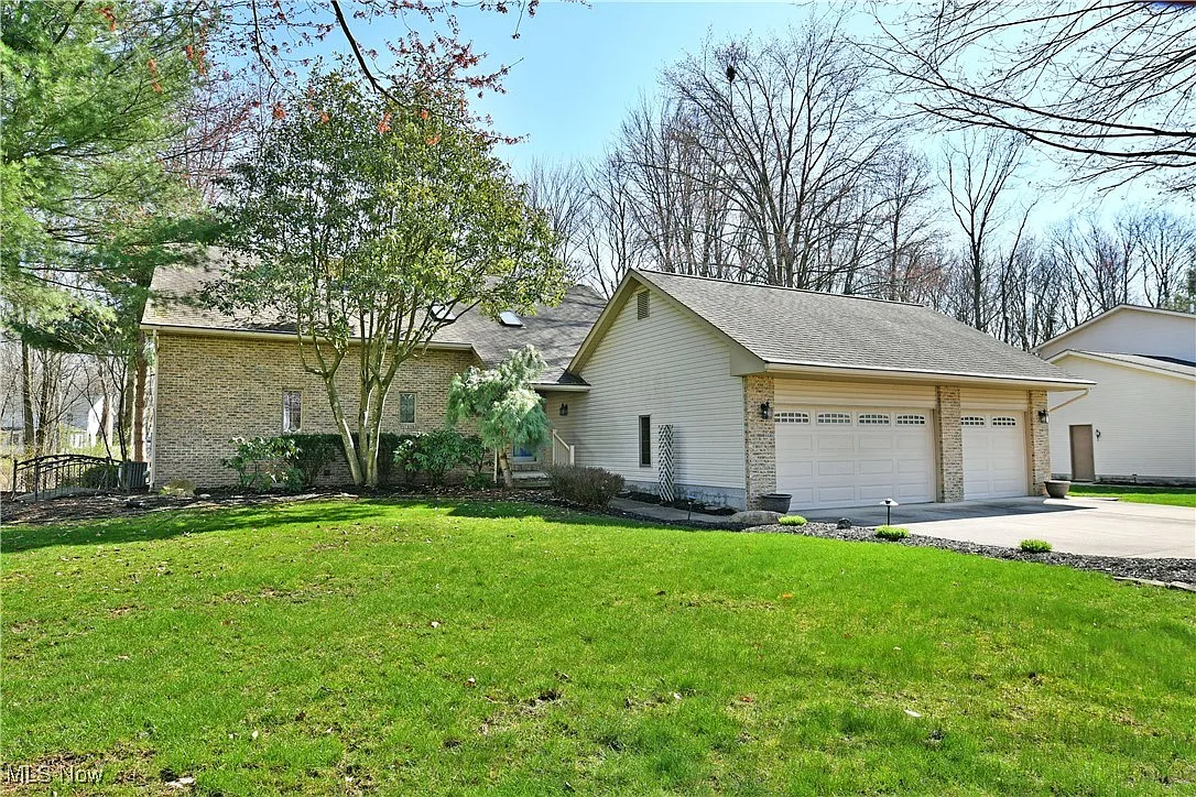 276 Maple Ave photo 1