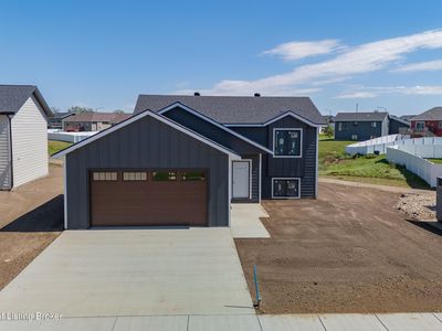 1810 Yellowstone Cir, Dickinson, ND, 58601