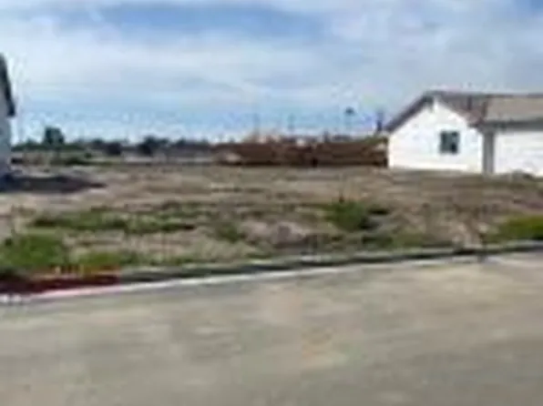 1153 S Creekside Pl E, Porterville, CA 93257