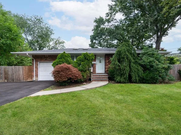 2 Candy Lane, Huntington Station, NY 11746