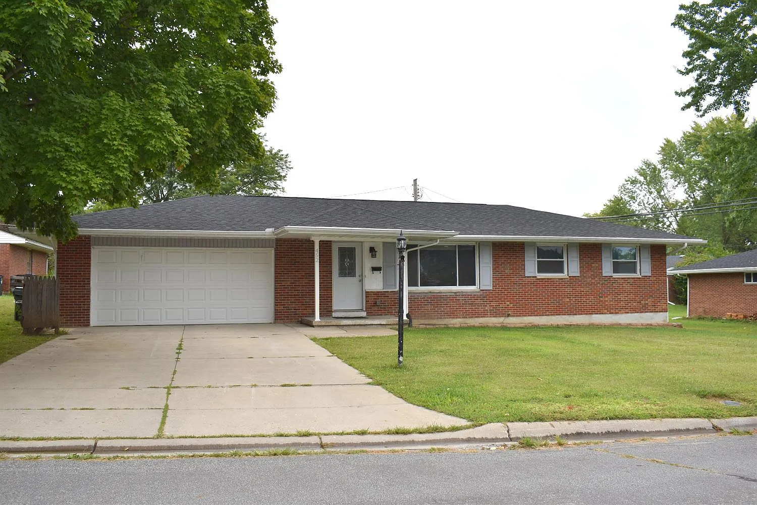 452 Crestview Dr photo 1