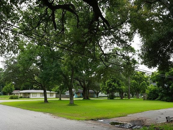 3rd image of 2606 N Houston Dr