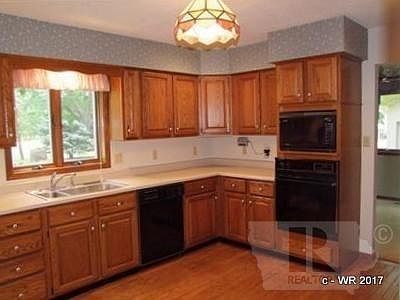 3rd image of 801 Clover Ln