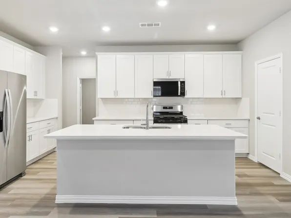 901 Lily Ln, Lavon, TX 75166