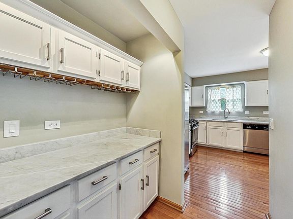 5th image of 572 Larkspur Dr