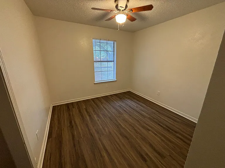 2514 Livingston Ln — Photo 23