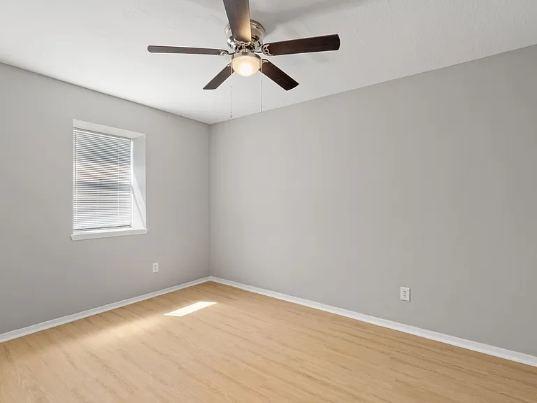 Cedarwood Apartments — Photo 20