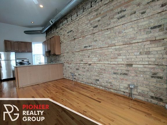 3rd image of 2450 N Southport Ave #2450303