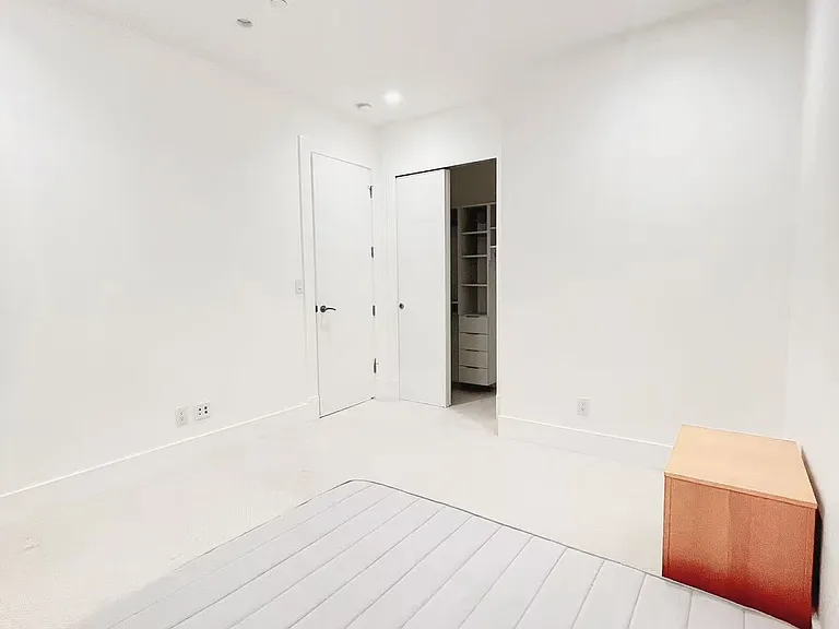 2320 Queens Ave — Photo 19