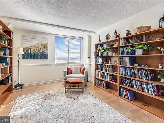 4th image of 501 Slaters Ln APT 919