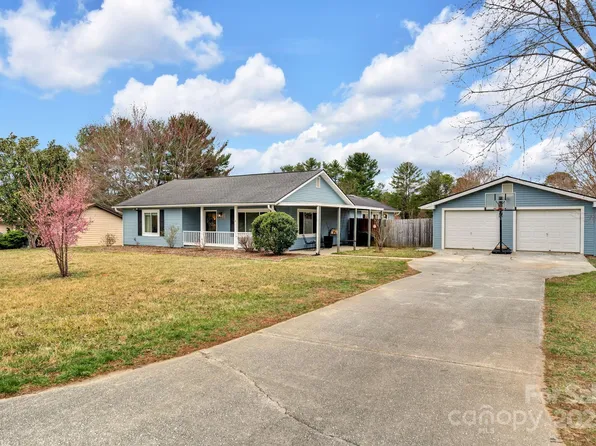 10 Apple Blossom Ln, Hendersonville, NC 28792