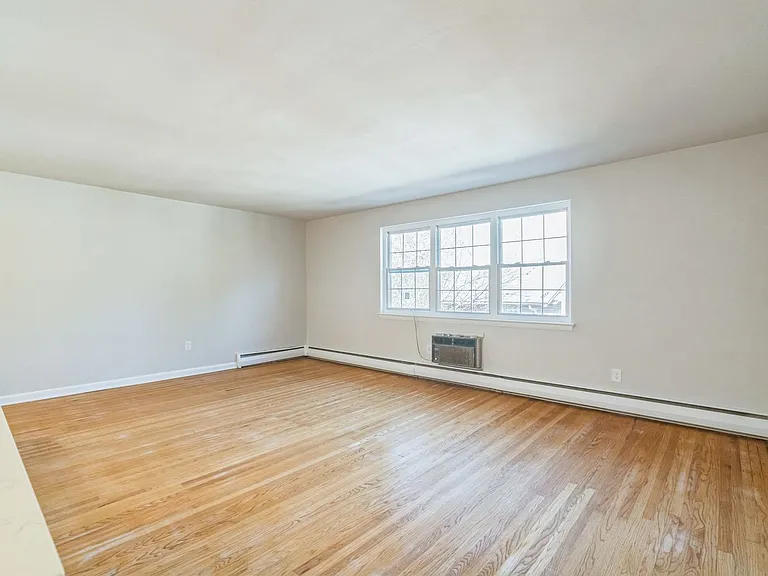 412 N Jackson St — Photo 12