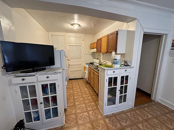3rd image of 4015-4023 W School St #4023-2E