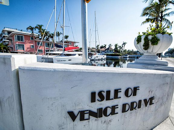 3rd image of 54 Isle Of Venice Dr APT 1
