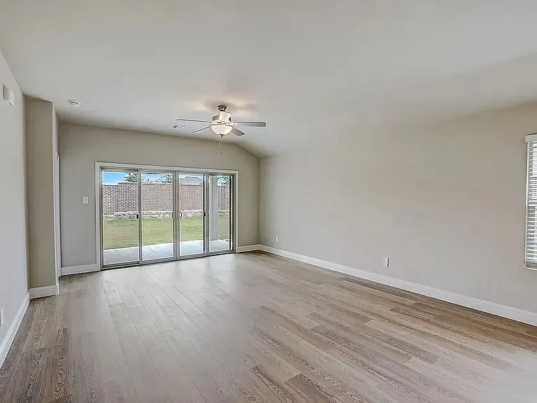 1209 Gardendale Hollow Ln — Photo 4