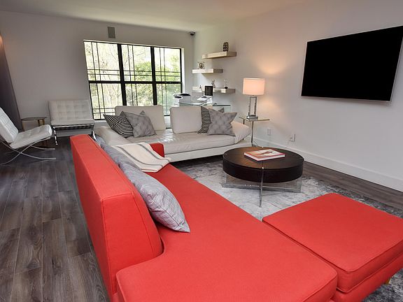 2nd image of 5122 N 31st Way Unit 235