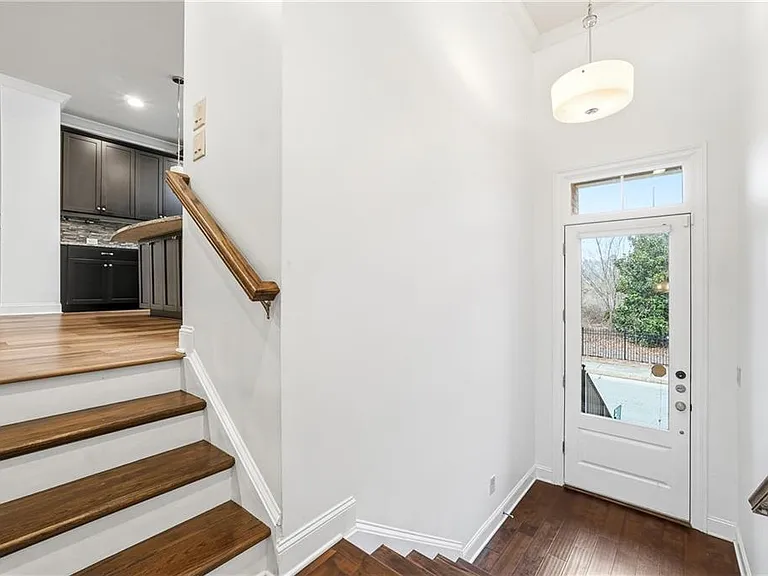 7809 Laurel Crest Dr — Photo 2