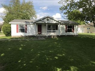 612 N Vine St, Windsor, IL 61957