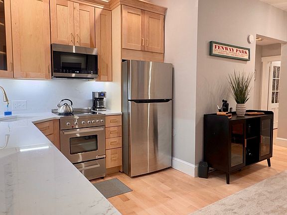 2nd image of 135 Marlborough St APT 2
