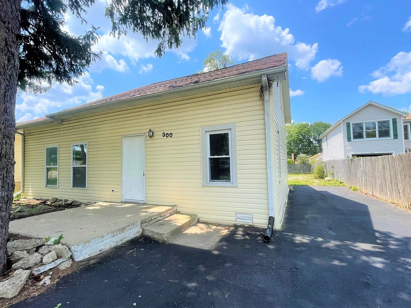 300 Oak Ave photo 1
