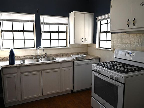 4th image of 304 W 1st St
