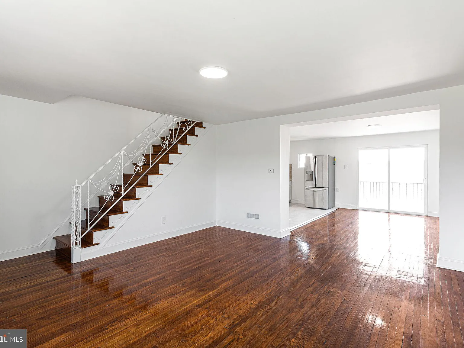 3 bed, 1152 sqft, $2,400 — Photo 2