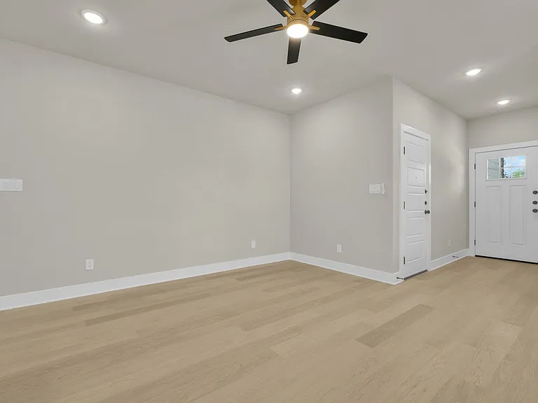 818 Empire St — Photo 5
