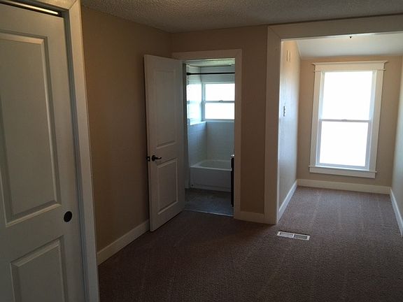5th image of 406 2nd St NE