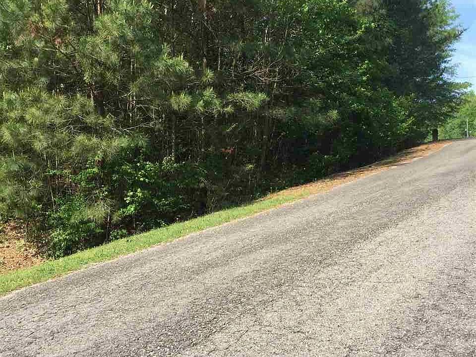 2nd image of 10 Elizabeth Ln
