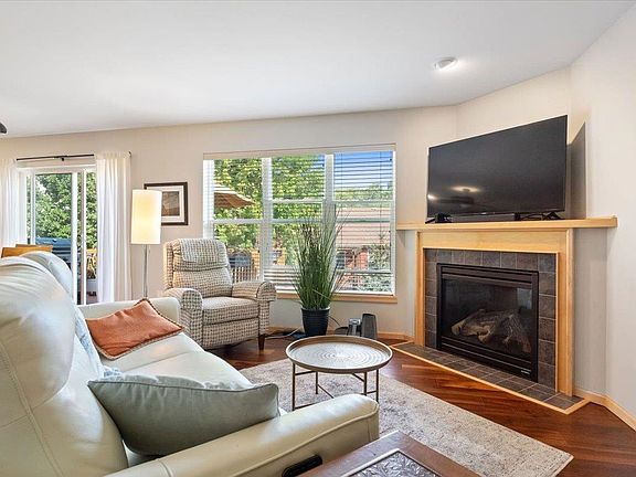 2nd image of 8914 Hollybush Ln