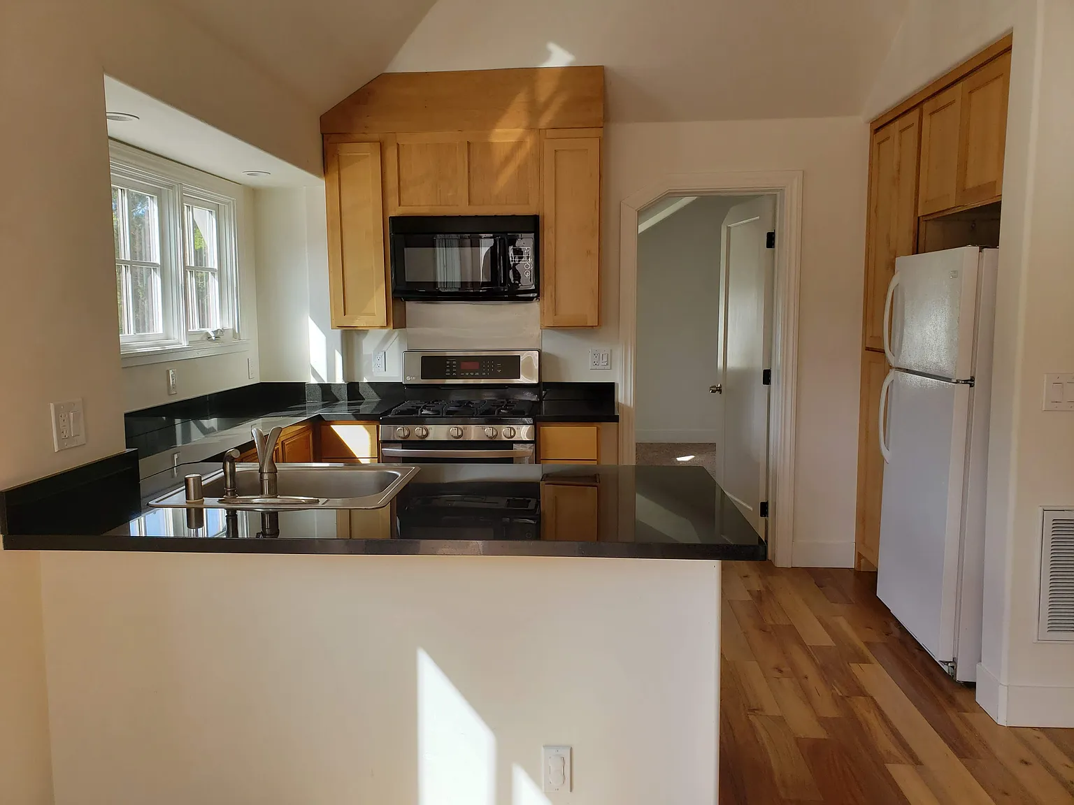 1 bed, 650 sqft, $2,450 — Photo 2