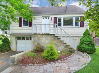 33 Lovatt St, Norwalk, CT 06851