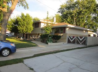 951 Solfisburg Ave, Aurora, IL 60505