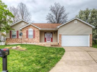 137 Honey Locust Ln, Saint Charles, MO