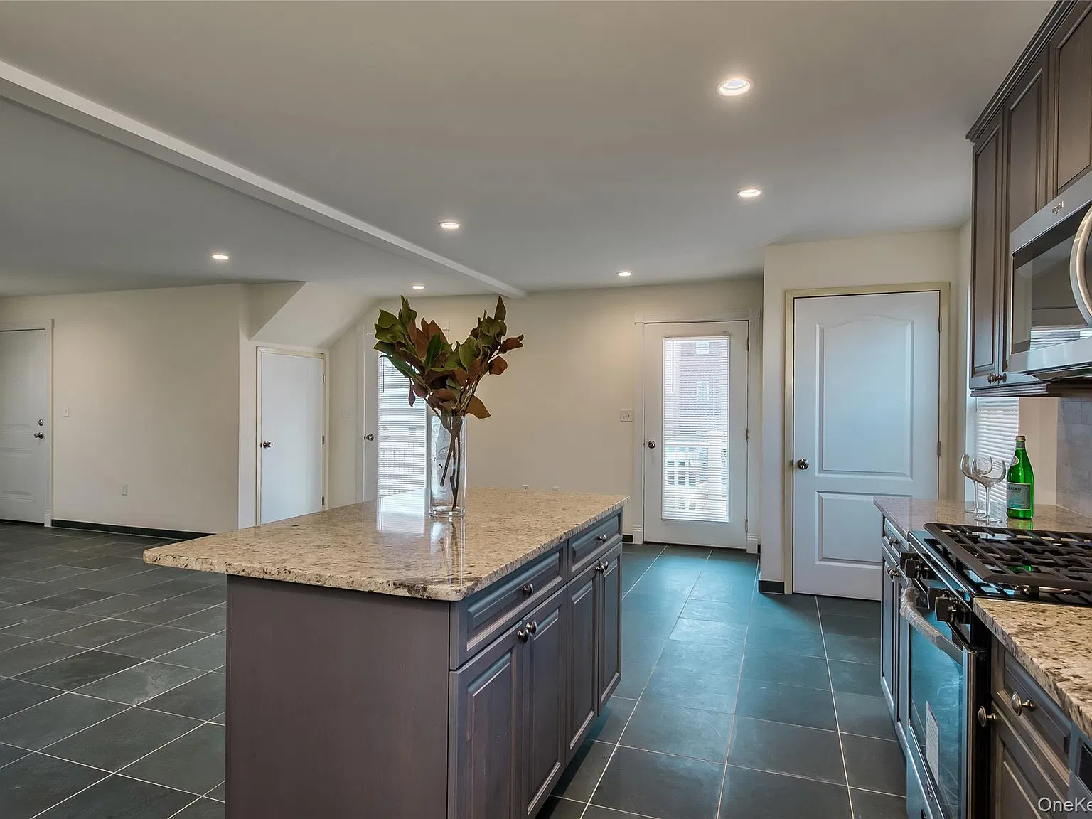 1 bed, 1.0 bath, 957 sqft, $3,200 — Photo 3