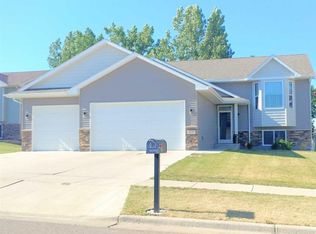 2621 Heritage Dr, Minot, ND 58703