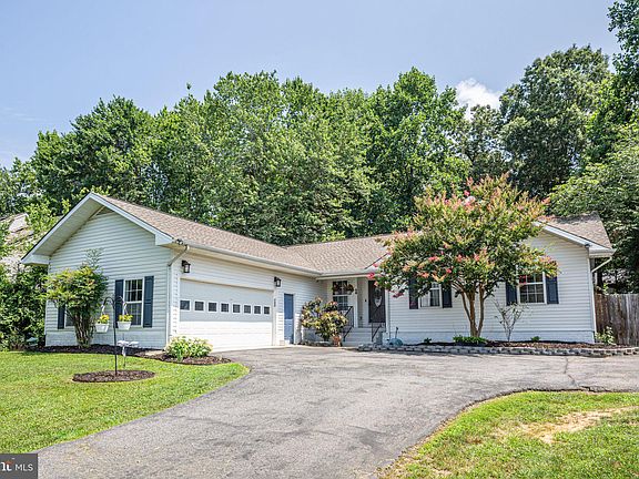 3rd image of 38 Sweetbriar Dr