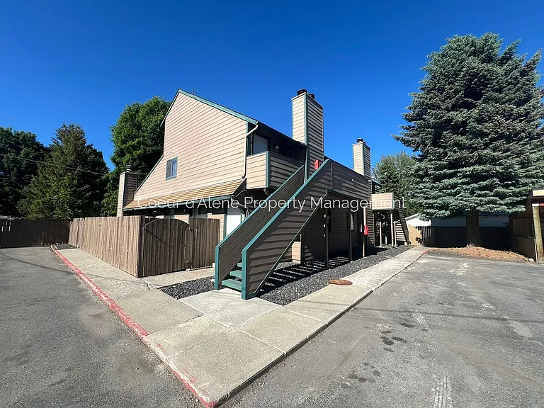 147 E Willow Tree Ln — Photo 2