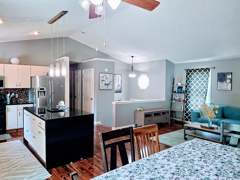 912 S Carleton Ct — Photo 3