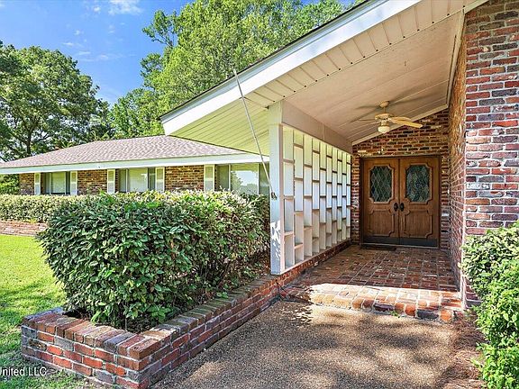 4th image of 108 Longwood Dr